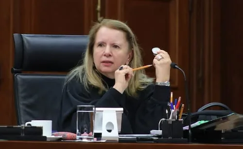 Loretta Ortiz se quita implante coclear en sesión de la Corte; explica necesidad de consultar a personas con discapacidad
