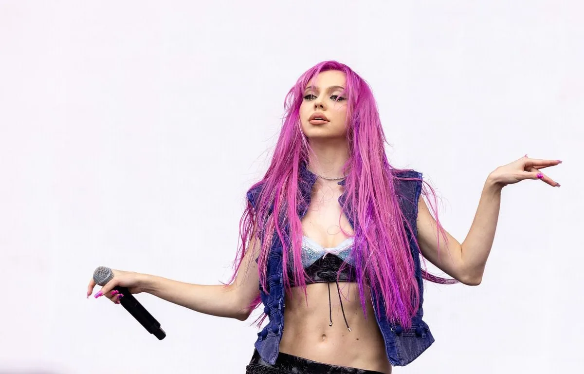 Cheveux rose fuchsia et chaussons de danseuse… La chanteuse slovaque, Adéla, pourrait devenir votre popstar favorite