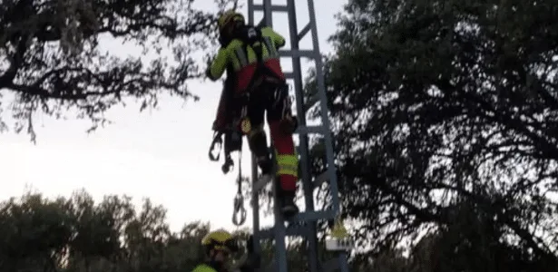 Menina é eletrocutada ao subir em torre de energia para selfie na Espanha