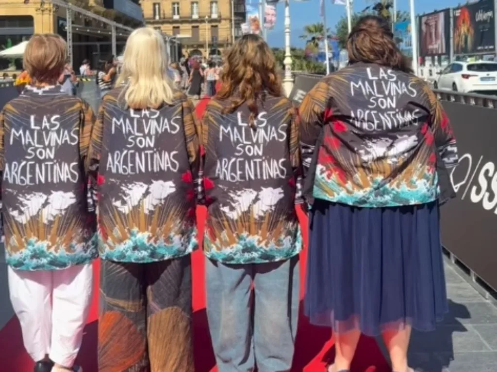 Dolores Fonzi y Mercedes Morán exhibieron tapados con un mensaje por Malvinas en el Festival de San Sebastián