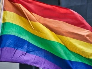Val-de-Marne : victime d’injures homophobes, elle reverse ses dommages et intérêts à une association LGBTQI +
