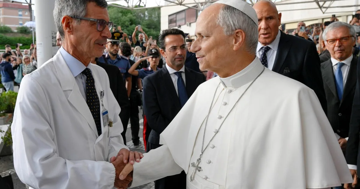 El cirujano que operó al Papa dijo que "no hay motivos clínicos" para que León XIV no realice el viaje a Sudamérica