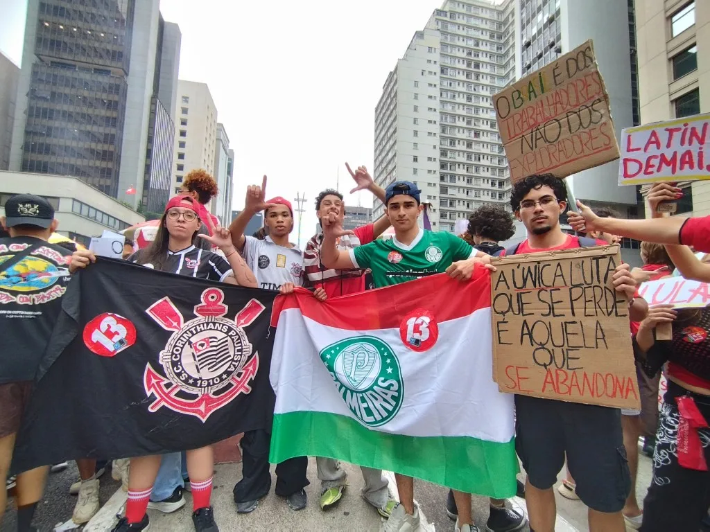 Ato de Lula na Paulista tem imagem de Nossa Senhora, bandeiras do Brasil e Constituição