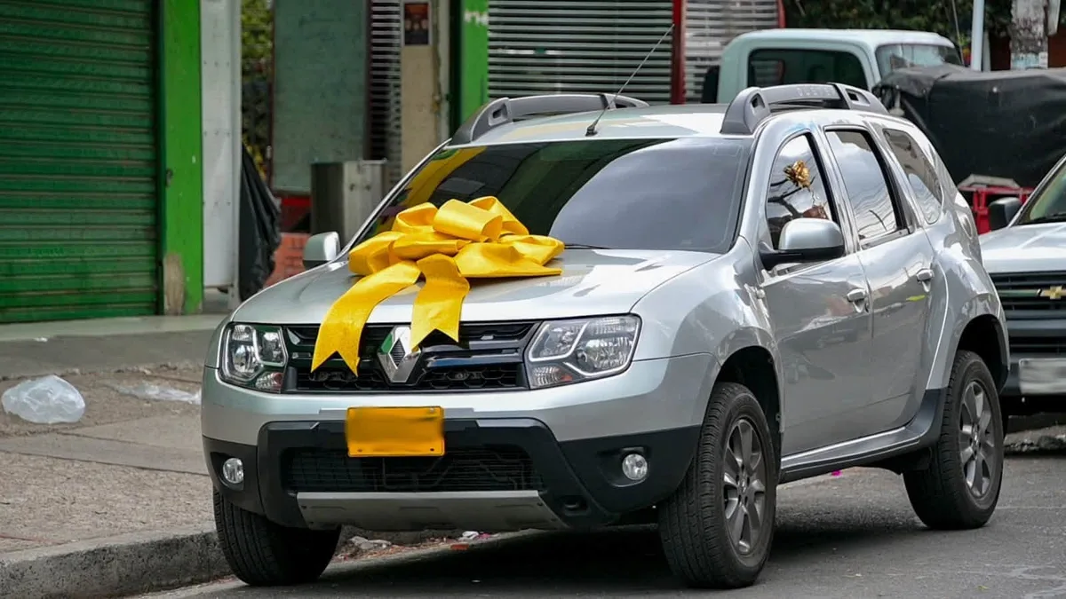 Por qué aparecieron moños amarillos sobre carros ‘malparqueados’ en Bogotá: hay polémica por la campaña de la Secretaría de Seguridad