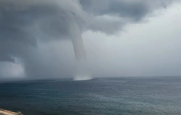 Trombas marinas fueron avistadas en Aragua y Zulia mientras avanzan ondas tropicales por Venezuela (VIDEOS)