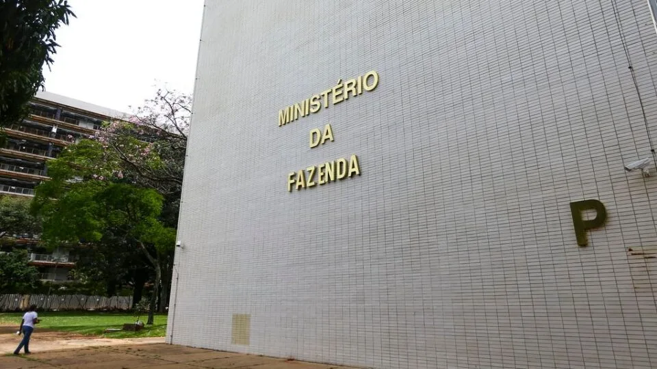 Governo reconhece desaceleração da economia e crescimento menor do PIB