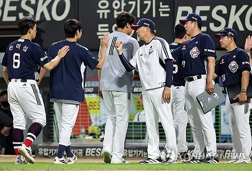 두산, AG 기간에도 타카다 불펜 활용 "없어서는 안 될 투수"