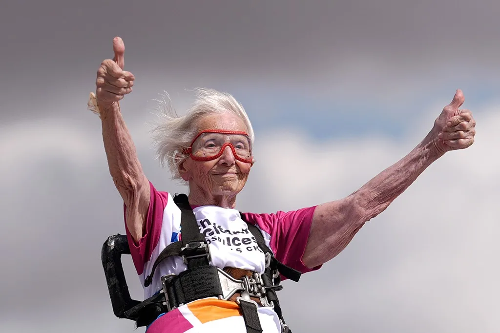 Idosa de 97 anos supera próprio recorde de acrobacias em cima de avião e entra no Guinness Book