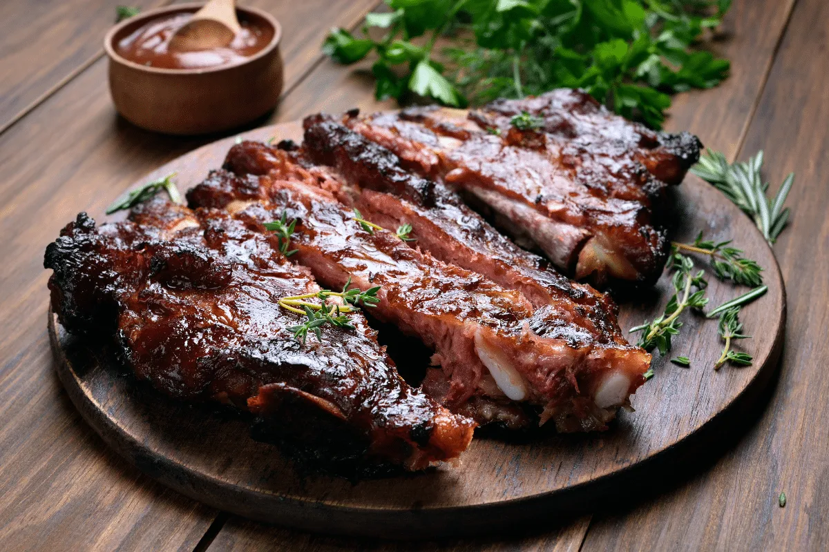 Costela de porco macia e douradinha: aprenda a fazer no forno