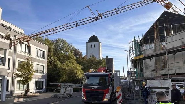 Unfall auf Baustelle: Kran fällt auf Haus - Zwei Leichtverletzte