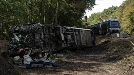 Déraillement d'un train en Normandie : la SNCF prévoit "plusieurs" semaines de travaux avant la reprise du trafic sur la ligne Rouen-Caen