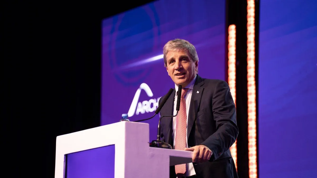 Luis Caputo contradijo a la UIA: "La mayoría de empresarios creen que tiene que haber un cambio de modelo por más que sea difícil"