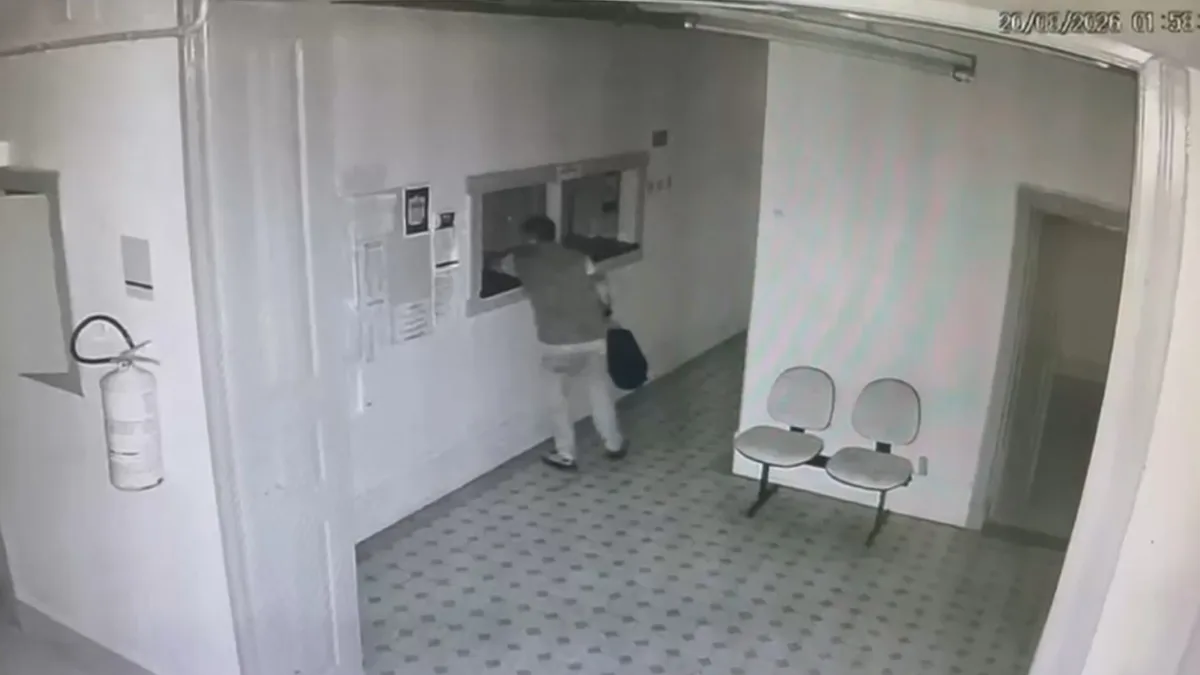 VÍDEO: Homem invade escola pública, come lanches de alunos e furta equipamentos em Porto Alegre