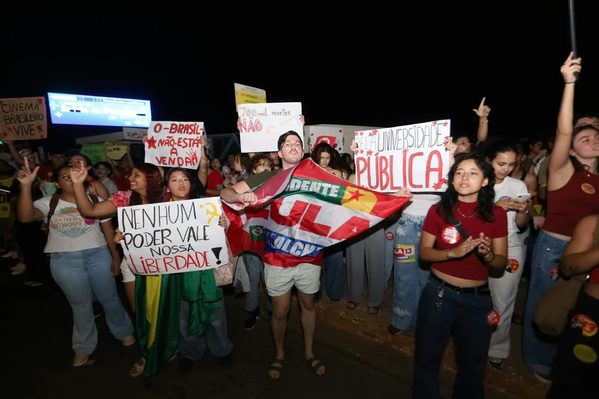 “Olê, olê, olê, olá!”: estudantes lotam entorno da UFMS em apoio a Lula