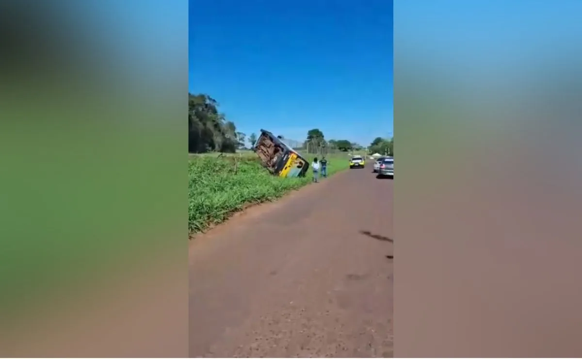 Fuga alucinada: homem em situação de rua furta van escolar e capota em rodovia de Foz do Iguaçu