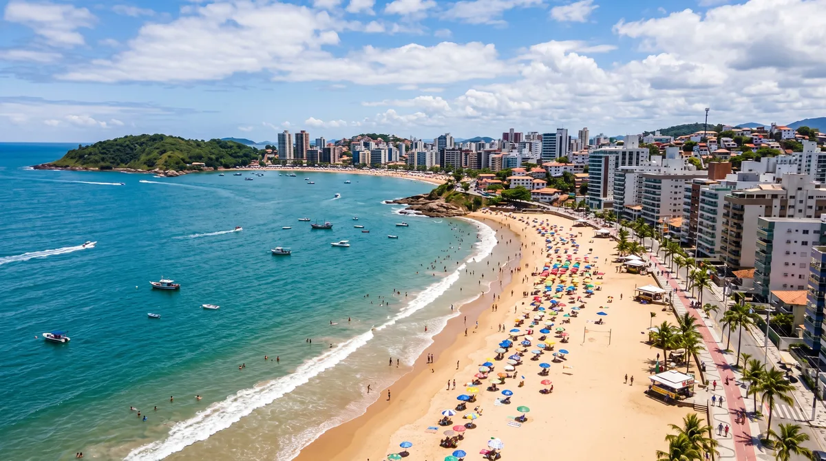Cidade capixaba com mais de 50 praias combina mar cristalino, calçadões e pequenas enseadas e ainda guarda areias famosas por uma característica rara no litoral brasileiro