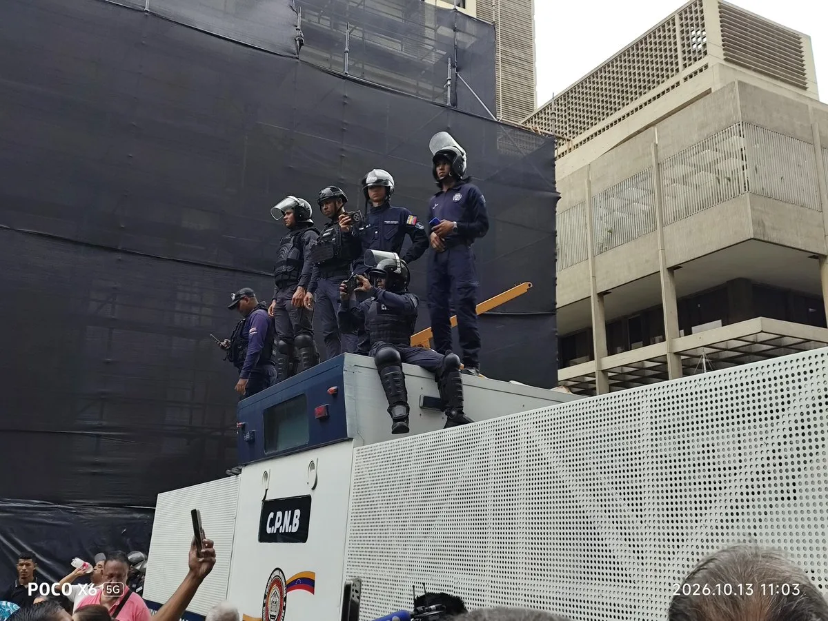 PNB frenó marcha de trabajadores hacia Miraflores, pero dirigentes lograron entregar más de 50 mil firmas