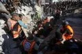 Aumentan a 16 los muertos por el derrumbe de un edificio en el que vivían decenas de desplazados en Gaza
