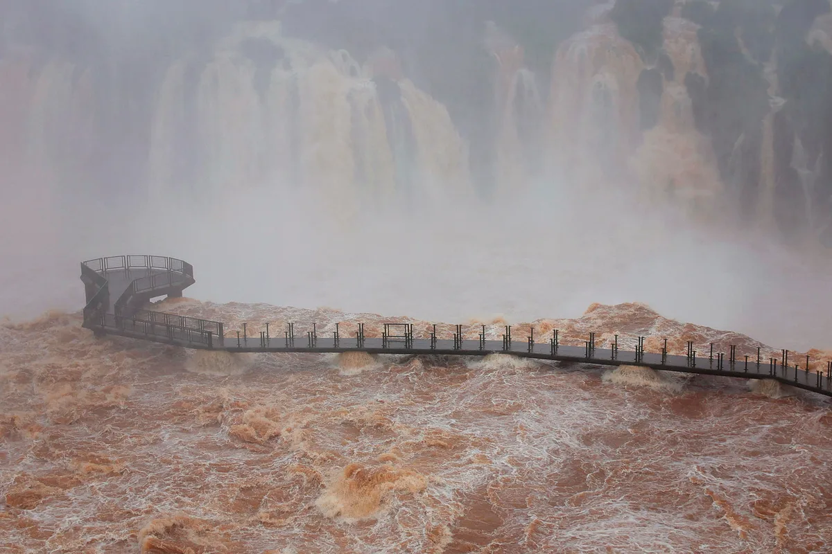 Argentina y Brasil restringieron el acceso a las Cataratas del Iguazú por crecida del río (VIDEOS)