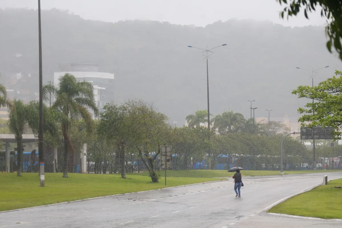 Formação de ciclone e frente fria trazem chuva intensa e temporais com risco de alagamentos no fim de semana em SC