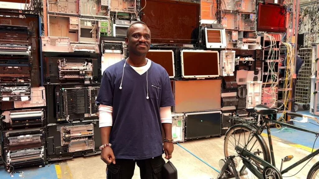 Biennale de Lyon: Akwasi Bediako Afrane, l’artiste ghanéen fait danser les déchets électroniques