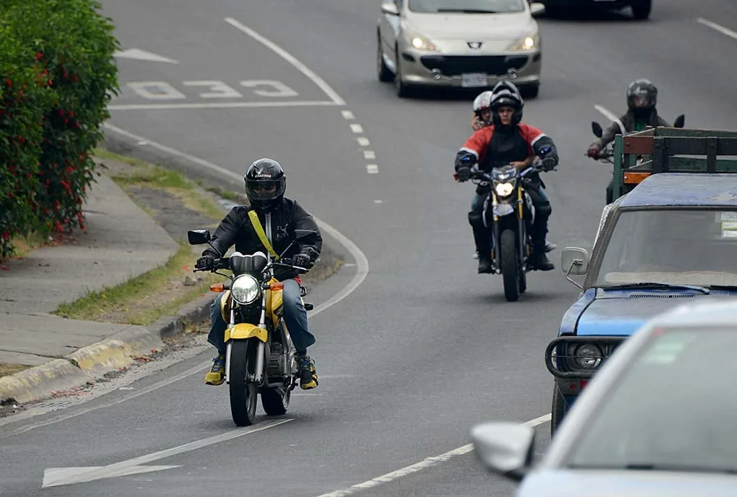 Autoridades advierten por bloqueos y agresiones atribuidos a grupos de motociclistas en Costa Rica
