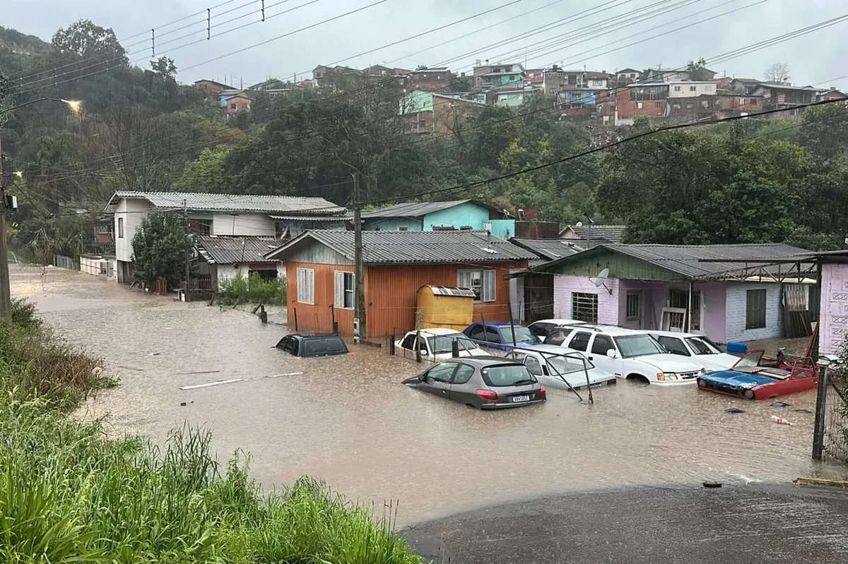 Tempestade deixa ao menos dois mortos, três desaparecidos e causa danos em 119 municípios do RS