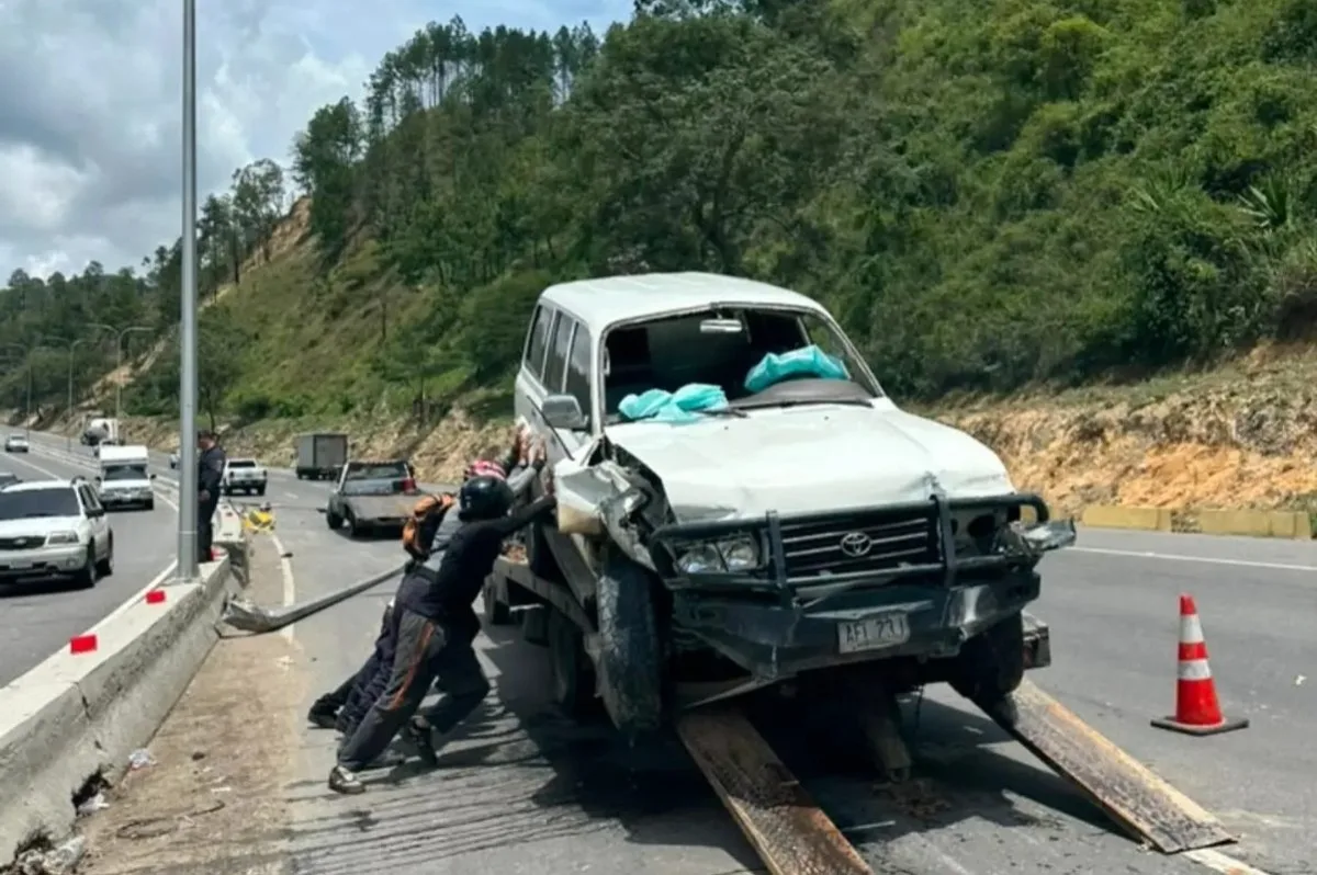 Grupo de rescate atendió accidente de camioneta volcada en la Autopista Regional del Centro