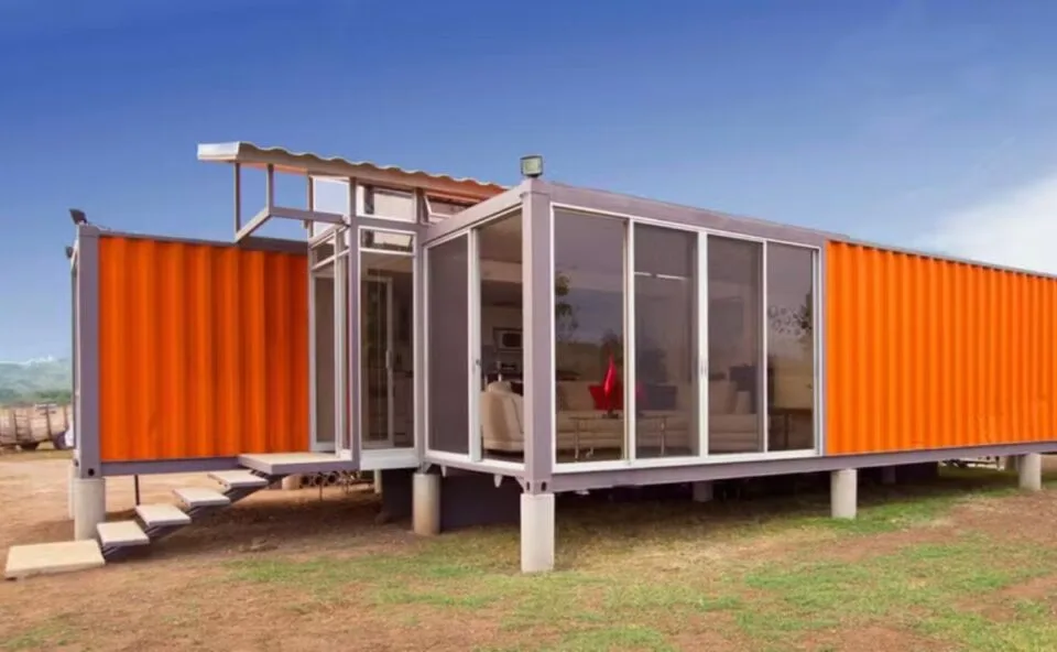 Casal deixa cidade e dívidas para trás e constrói casa de 100 m² com dois contêineres descartados para viver na natureza