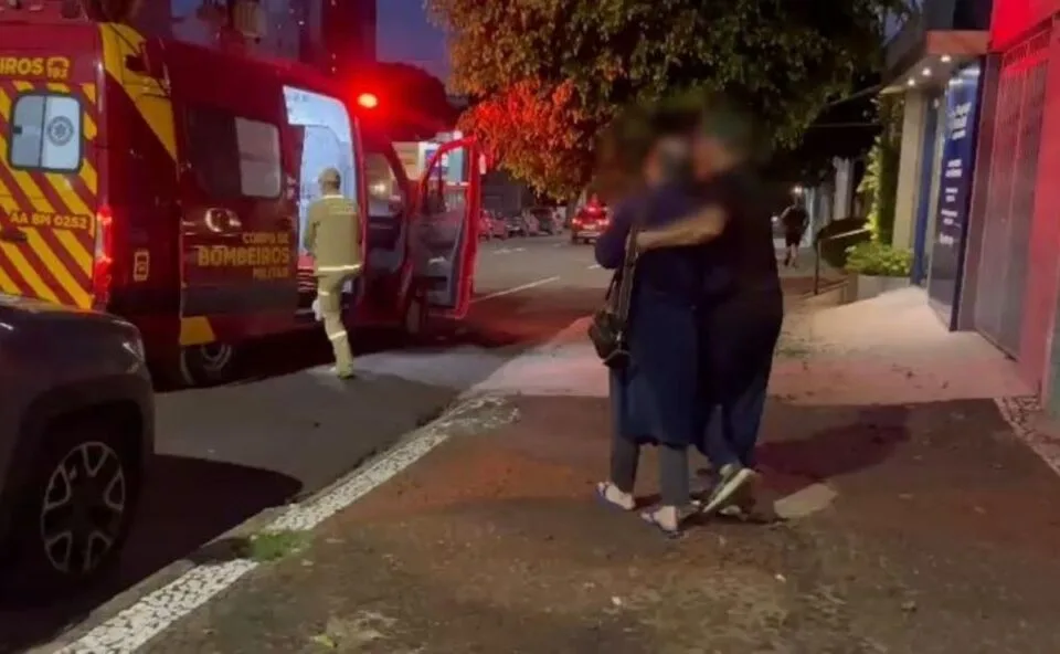 Homem é esfaqueado nas costas durante encontro em apartamento em Cascavel