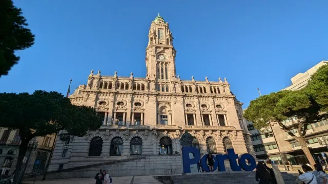 BE questiona Câmara do Porto sobre intervenção na Praça D. João I