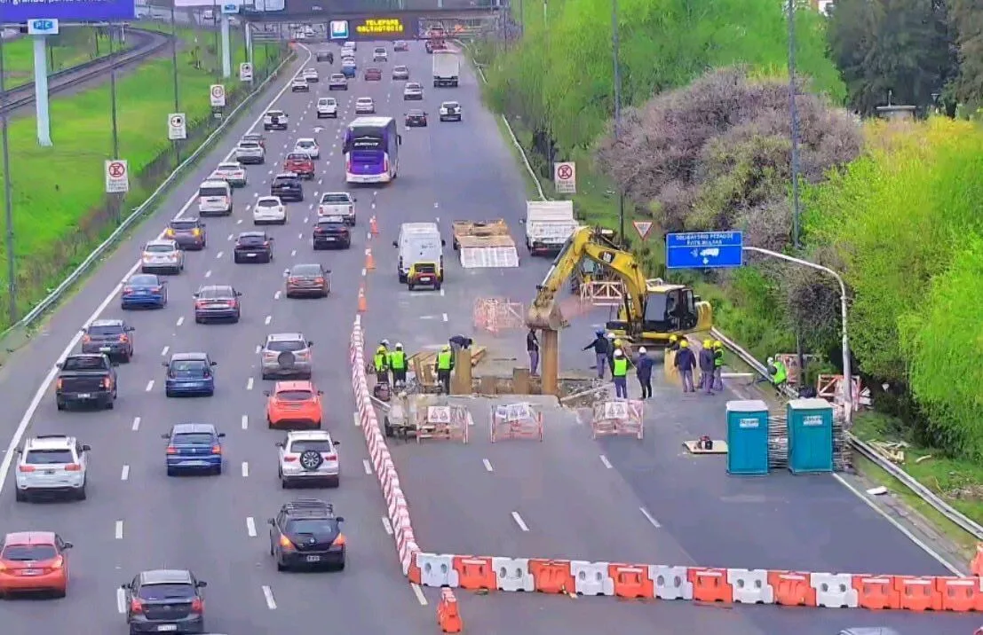 Caos de tránsito por el cierre de tres carriles en la Lugones: hasta cuándo se podrían extender los cortes