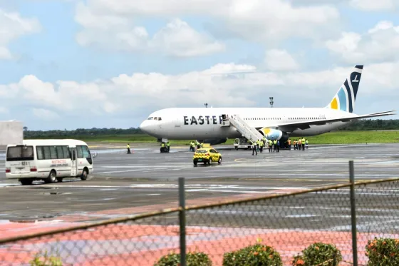 Migrantes enviados por EEUU a Liberia se negaron a bajar del avión y terminaron en otro país de África