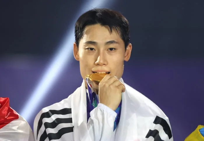 '생업까지 접었다' 조영욱과 축구하던 '무명' 이준석, 테크볼 AG 역사상 첫 금메달리스트 '우뚝'...단 한 세트도 내주지 않는 '퍼펙트' 금메달![나고야 LIVE]