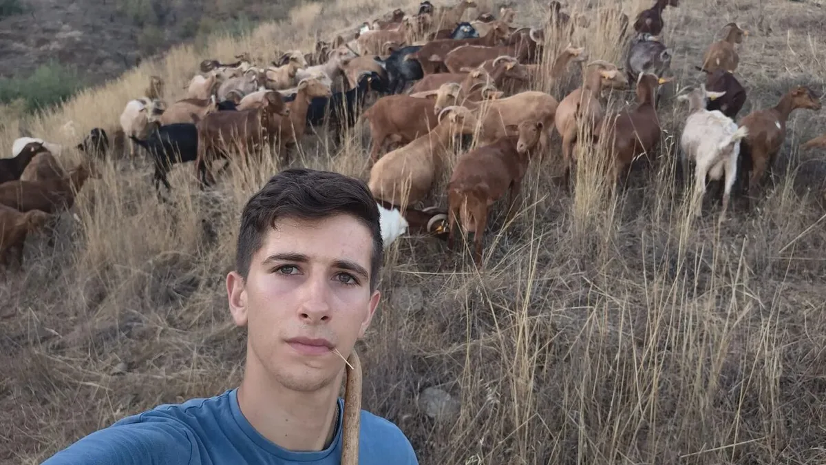 David Tomé, ganadero de 19 años: “A los 12 años compré mi primera cabra y hoy tengo 200”
