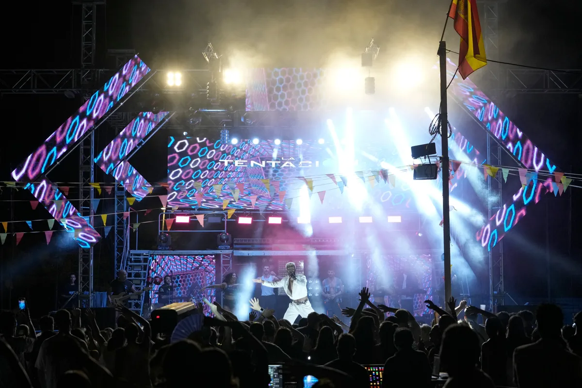 ¿Cuánto gasta cada pueblo en traer la orquesta? El precio de mantener vivas las fiestas