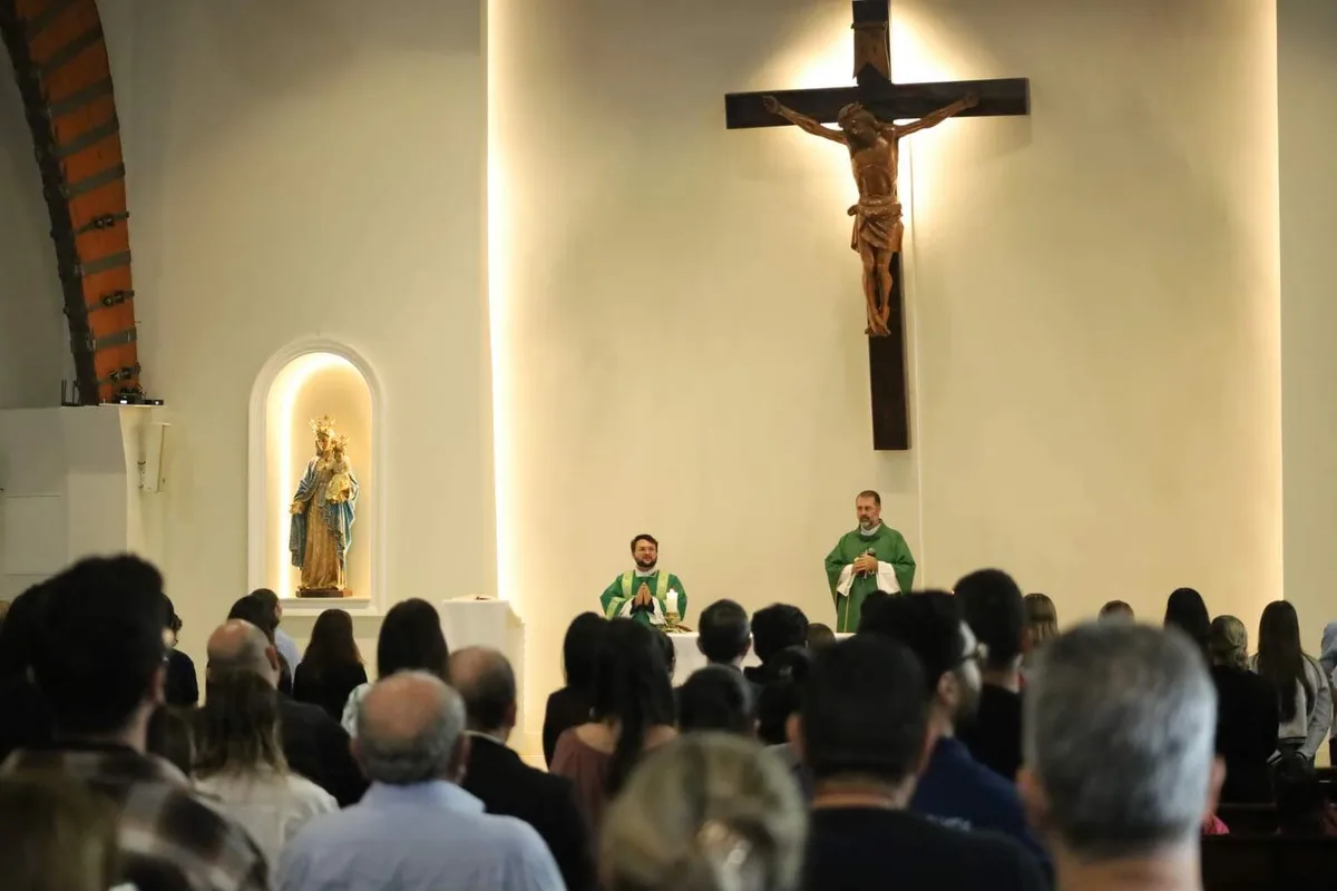 Pai e 2 filhas mortos em acidente recebem homenagem em missa de 7º dia