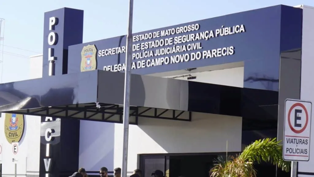 Mulher usa carro de luxo para arrombar portão e fugir de cárcere privado em MT