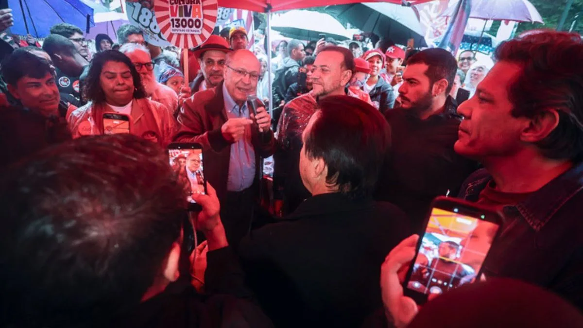 Menos de 500 pessoas? Campanha de Tarcísio critica ato do PT em São Paulo