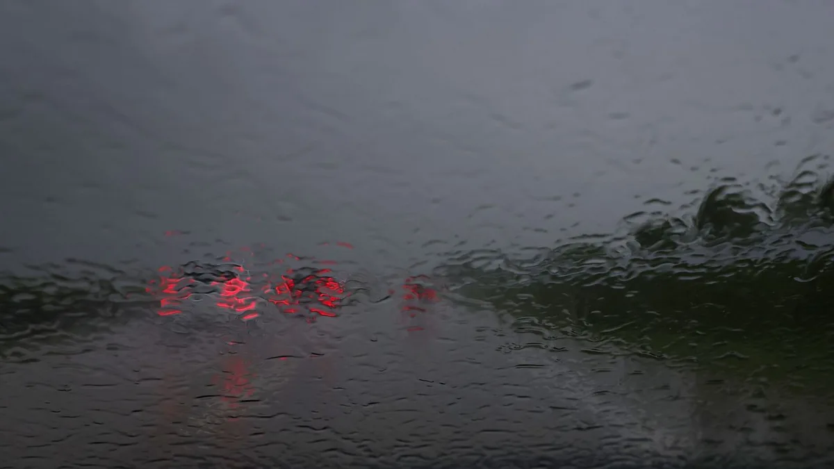 Aquaplaning: Nasse Fahrbahn auf A96: Sportwagen prallt gegen Leitplanke