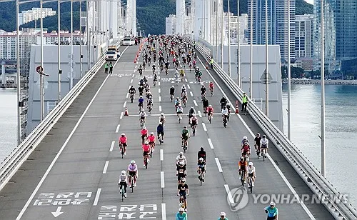 국내외 라이더 4천명 부산 해상교량 질주…소음·정체 민원도(종합)