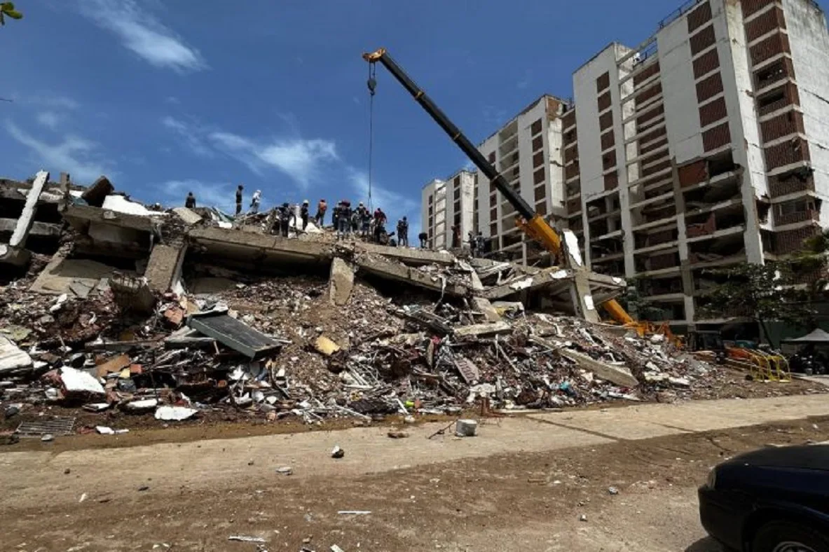 A casi tres meses del doble terremoto, rescatistas y voluntarios persisten en la búsqueda de víctimas