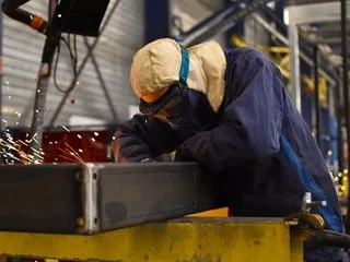 Moins d’usines, mais des besoins de main d’œuvre : la forme paradoxale de l’industrie française
