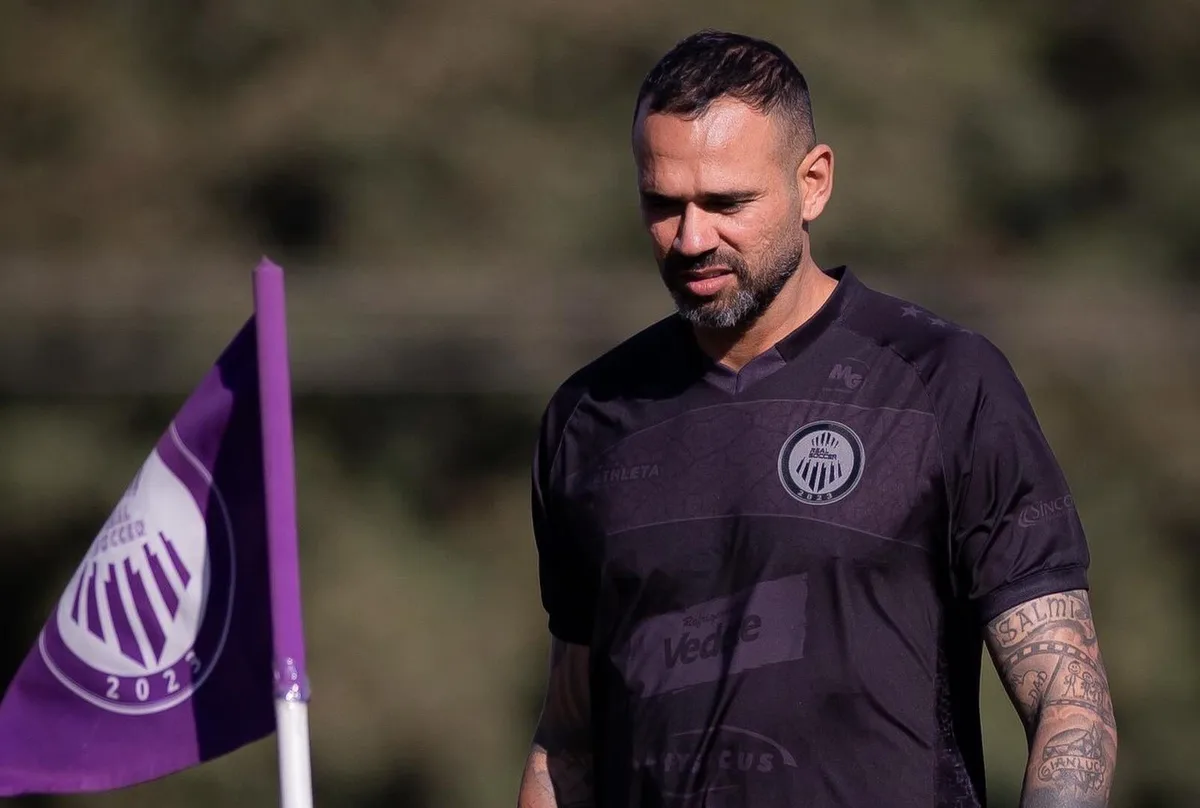 Ex-Corinthians e Vasco, Castán discute com torcedor após caso de racismo contra goleiro de seu time