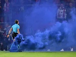 Bayern-Fußballerinnen irritiert: Schiedsrichterin sorgt mit Pyro-Aktion für Ärger