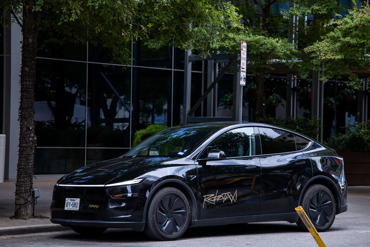 Estados Unidos investiga si los robotaxis de Tesla superan el límite de velocidad frente a escuelas