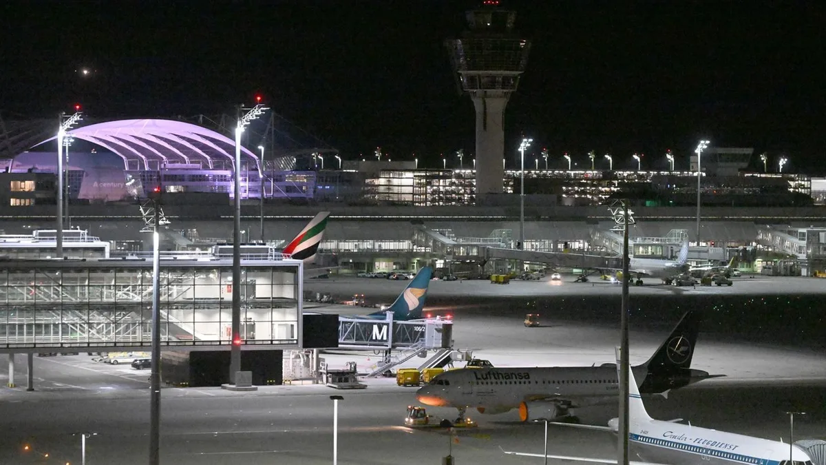Vorfall in der Nacht: Auto rammt Passagiermaschine am Flughafen München