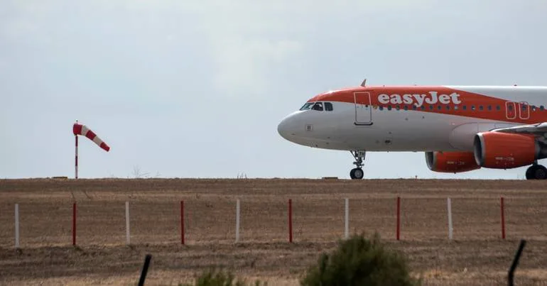 Tripulantes da Easyjet exigem melhores condições laborais