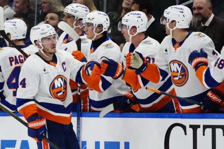 Horvat leads Islanders past Maple Leafs 4-1