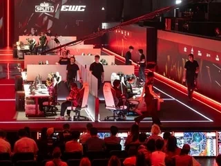 Esports World Cup à Paris : au cœur des compétitions de jeux vidéo, le jeu d’échecs se réinvente